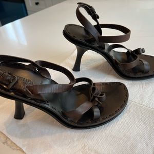 Fendi renaissance style heels. Perfect for any vacation outfit. Dark espresso